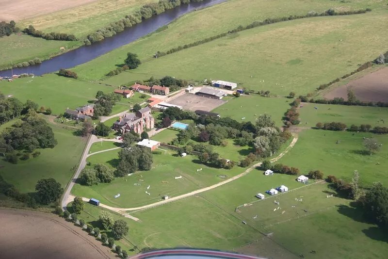 ***COSY COTTAGE, with shared, seasonal pool, 4 mile walk along the river to York