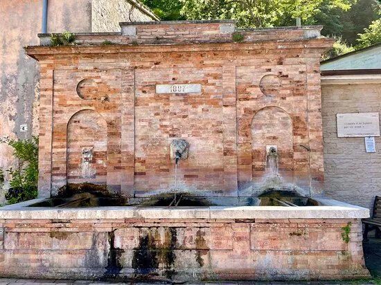 Fonte Di Piazza Santa Maria