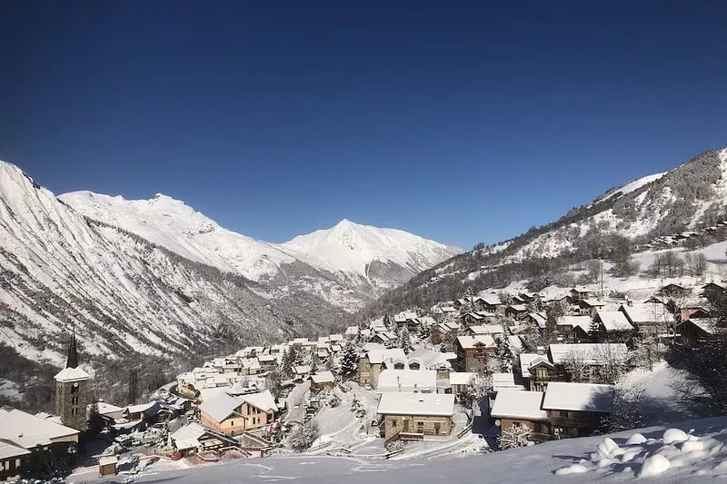 Wonderful apartment next to the slopes, ski in/ski out; sleeps 6-8 people