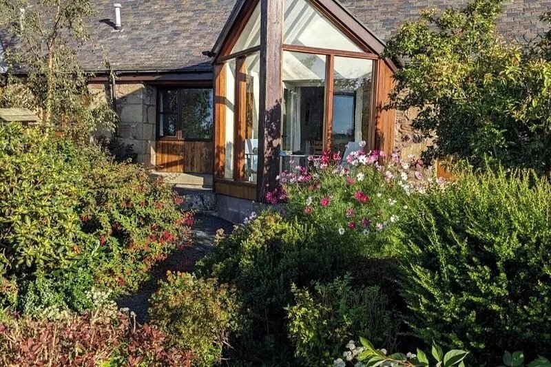 Mungo s Well cottage.  Log burner. Conservatory  On 1 level.  3 miles from Kelso