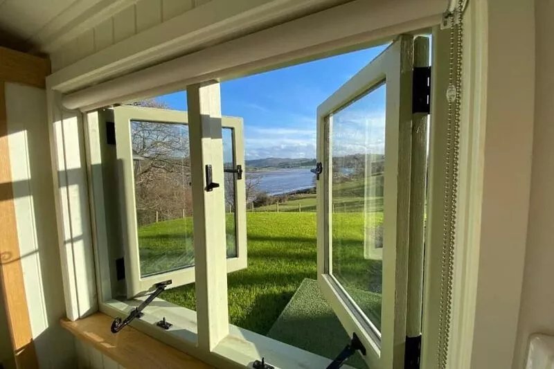 A quiet and cosy Shepherds Hut, with wood burning fire with scenic views