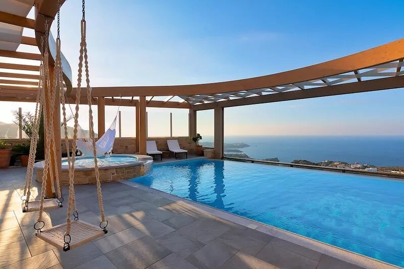 Absolut Privacy in this chalet style villa, private pool, BBQ area, shaded Patio