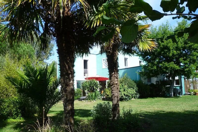Fouesnant maison lumineuse proche mer dans grand jardin. Jeux ext. et int.