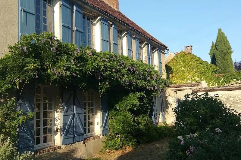 House with character:  fenced garden, ideal for familly