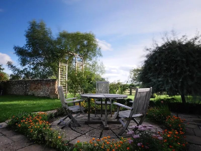 Cottage In Rural Village Location Near Aylesbury & Milton Keynes With 65" TV