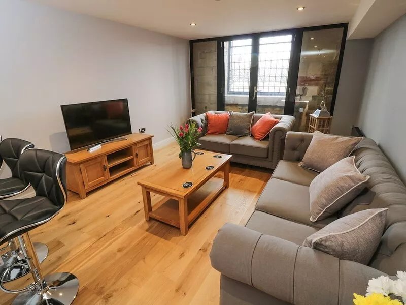 OLTON HALL * ENGINE SHED, family friendly in Whitby