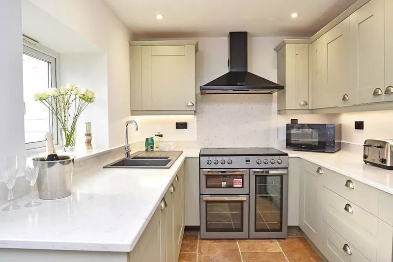 Refurbished 3 bed cottage with log burner - sleeps 5. Pet friendly