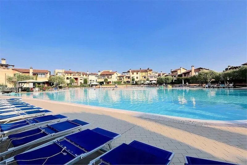 Direct pool view apartment in lake proximity