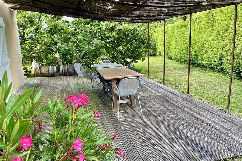 Stone house in an idyllic setting, with pool, relaxing and quiet!