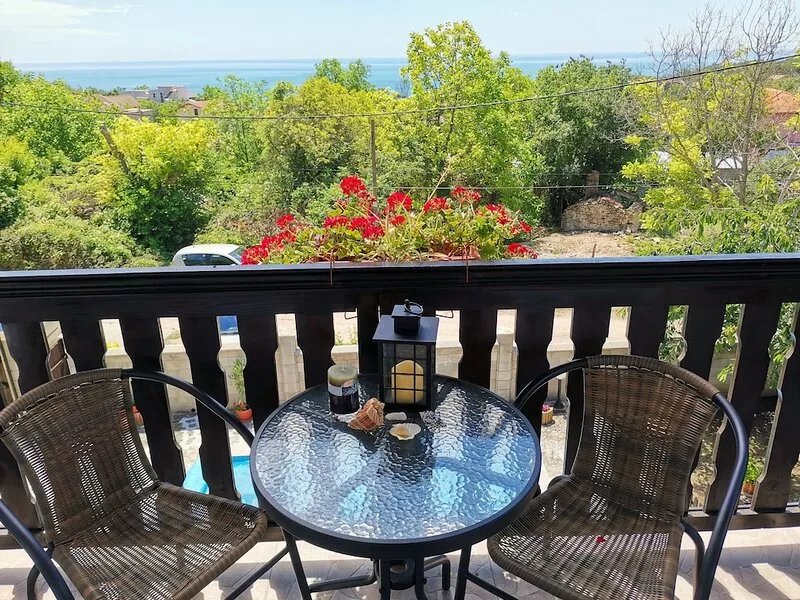 HOLLY - Quiet guest house with seaview and a pool
