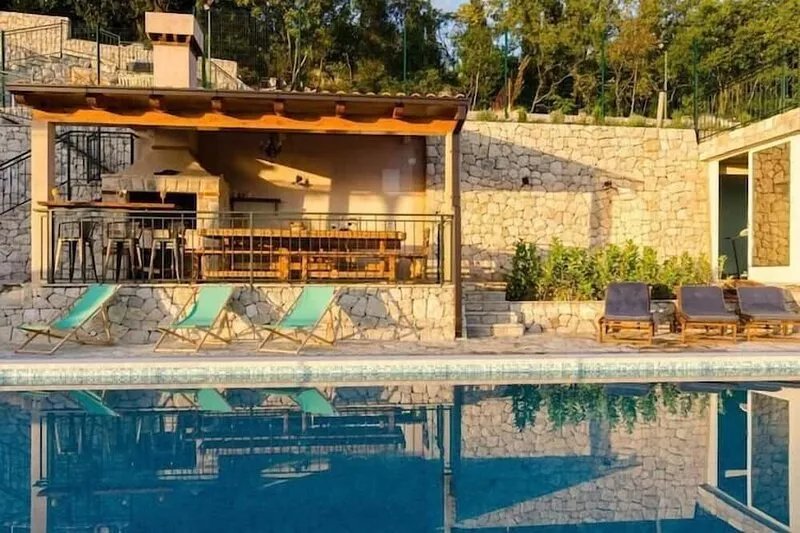 Villa Falcon Rook - Four-Bedroom Villa with Terrace and Swimming Pool