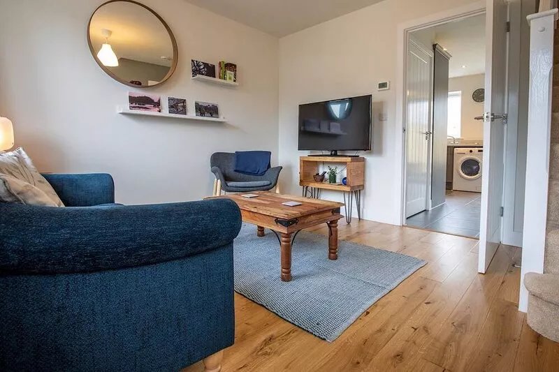 Pass the Keys | Modern 2 bedroom home close to town with parking