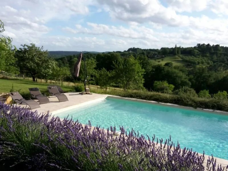 Authentic Périgourdine, spacious and charming, with flower-filled garden