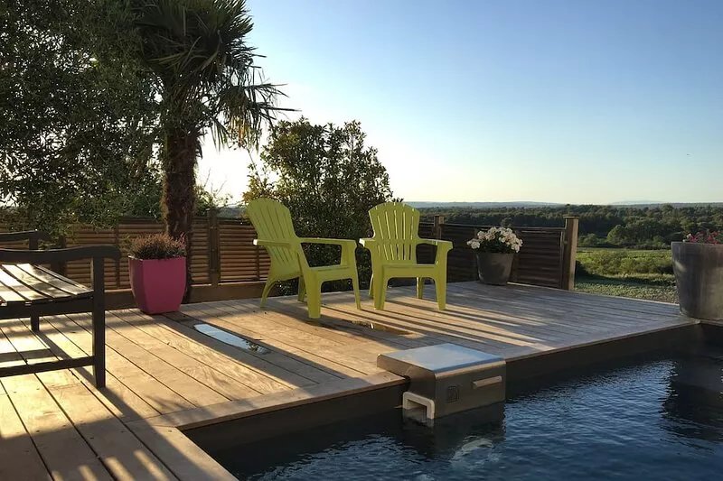 House in Provencal village, 10 minutes from Aix, superb countryside views