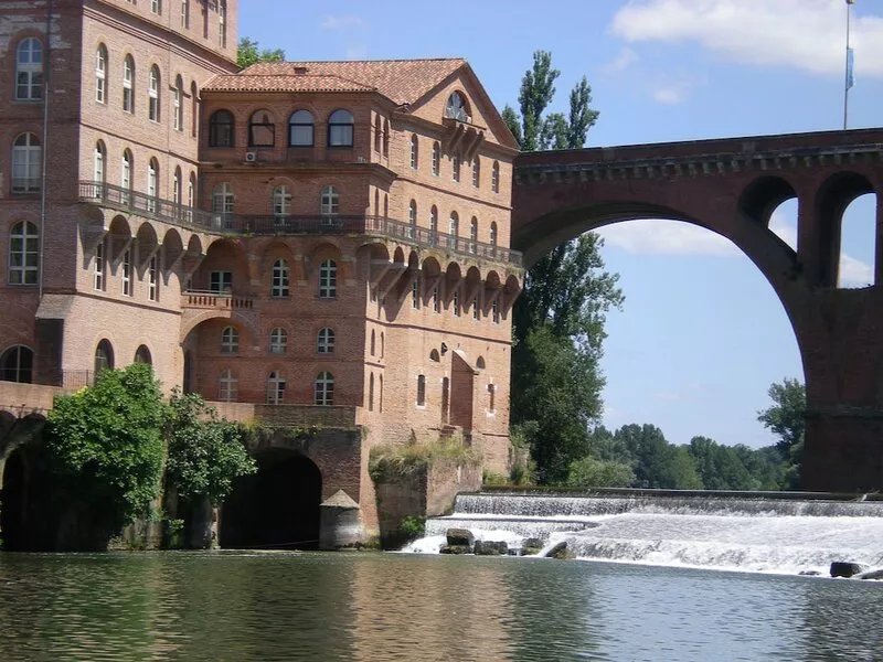 Close to the Sainte Cécile cathedral and the Toulouse-Lautrec Museum