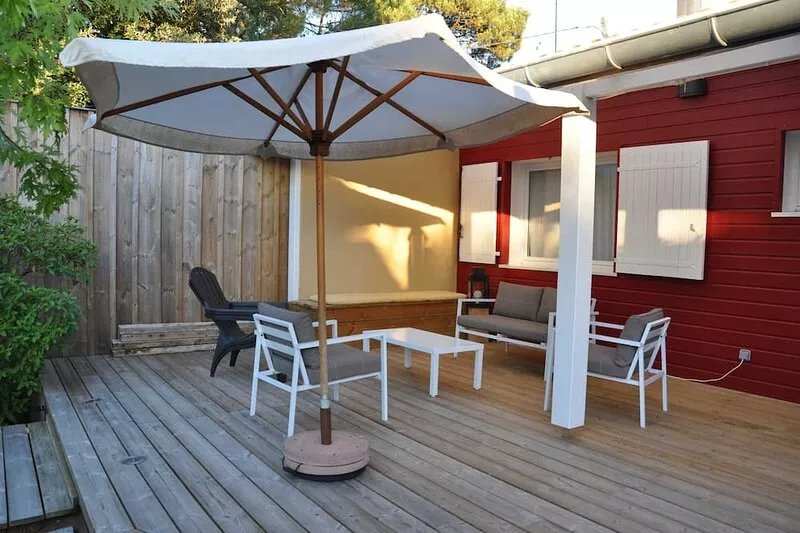 House just a stone's throw from Lacanau lake in Longarisse, sleeps up to 8.