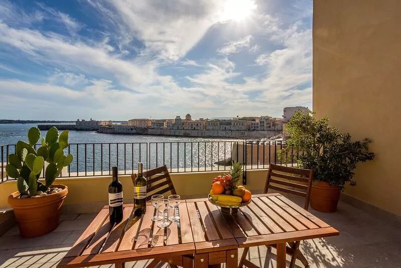Lovely apartment with terrace and gorgeous sea view