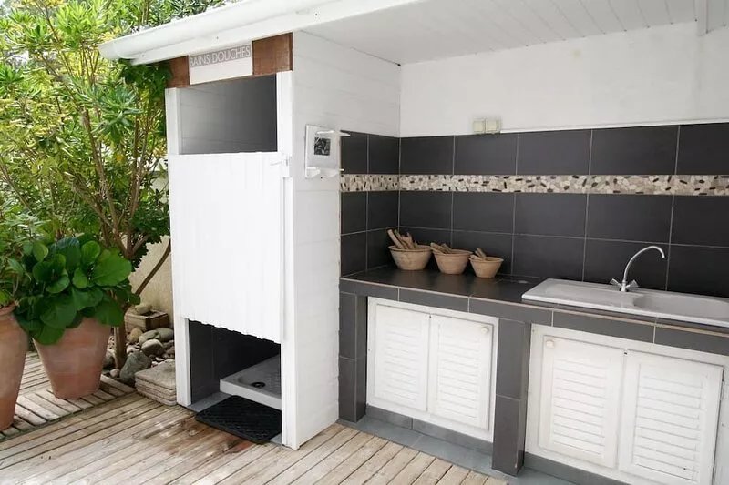Close to the beach, central and comfortable house with a nice pool