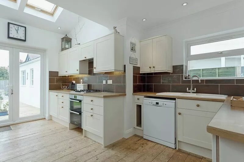 6 bedroom accommodation in Bournemouth