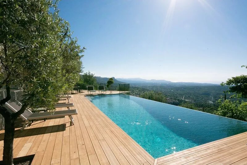 Secluded luxury retreat 10 mins to St Paul de Vence, breathtaking sea views