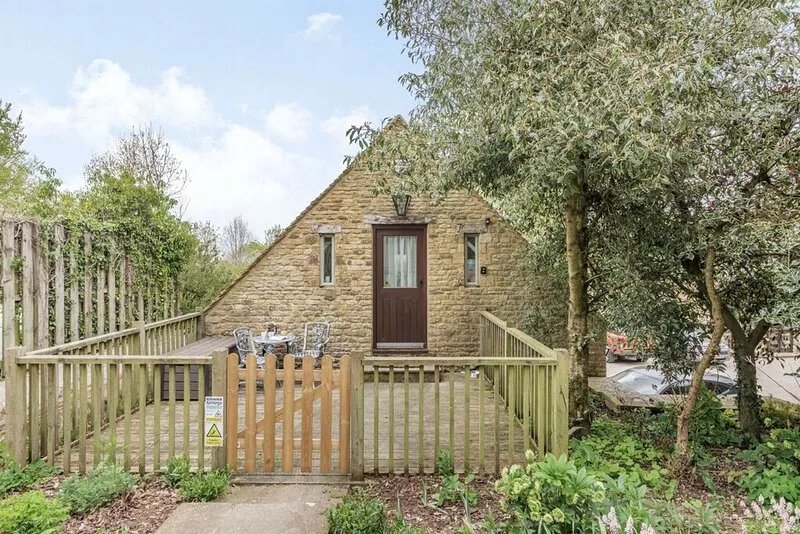 A stylish dog friendly holiday cottage in the Cotswolds - Rainbow Barns