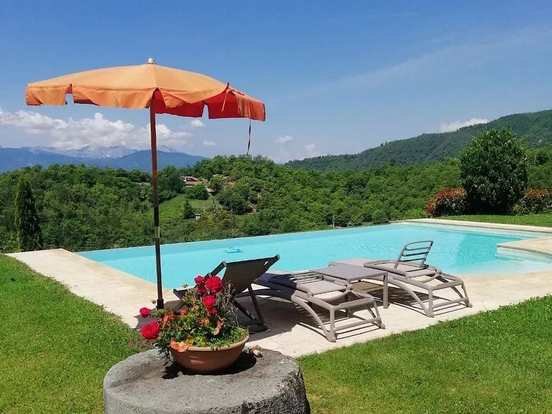 Barga -cottage & barn 6 hctres of land, private pool, WIFI , stunning views!