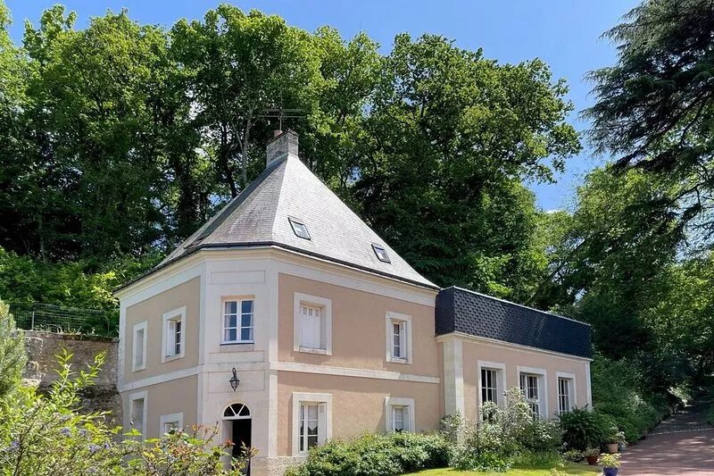 Large authentic house in the park of The Château, Heated swimming pool.