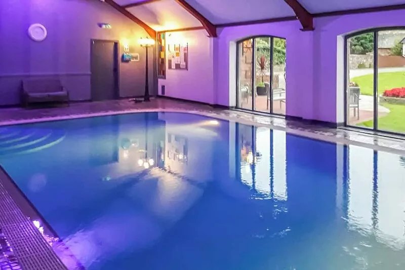 This ideal ‘home from home’ lies in a peaceful setting and has its own hot tub