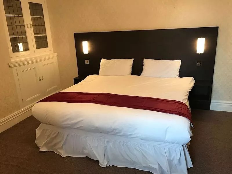 This is an amazing whole house with 5 bedrooms that sleeps 10.