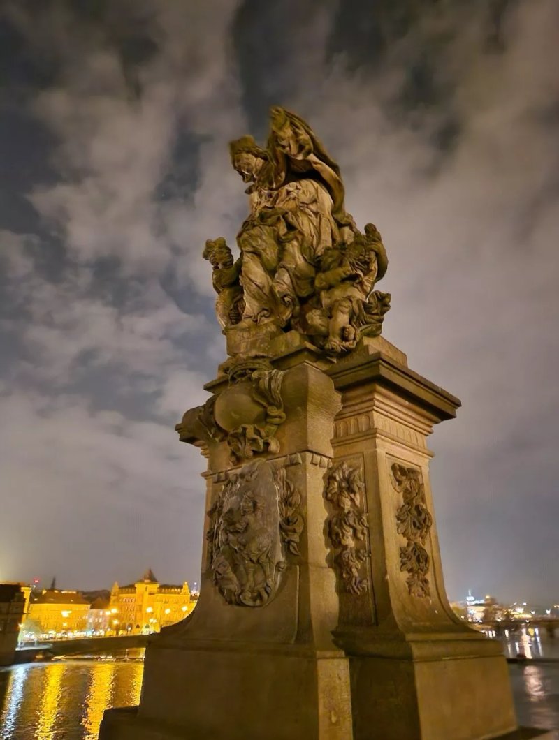 Statue St. Ludmila mit dem kleinen Vaclav (Sousosi sv. Ludmila s malym Vaclavem)