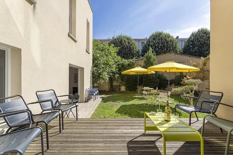 9 bedroom house with garden 10min from the heart of Lyon