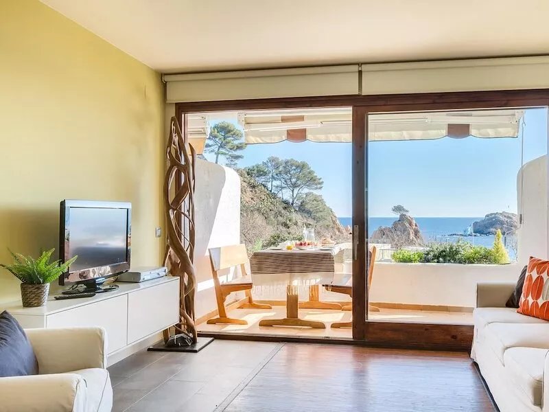 GARDEN HOUSE IN FRONT OF THE BEACH