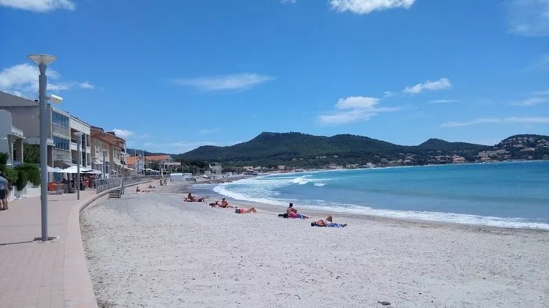 LARGE STUDIO - TERRACE - PRIVATE PARKING - BEACH 50 M AWAY - CLOSE TO SHOPS