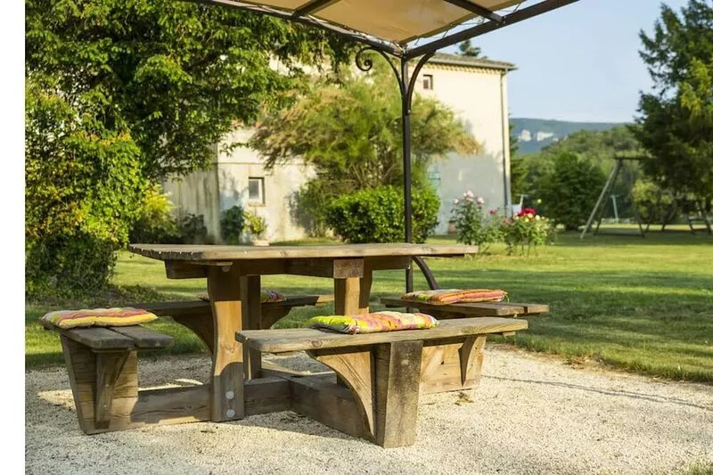 Le Morgon-Charming, peaceful farmhouse with swimming pool in wooded grounds