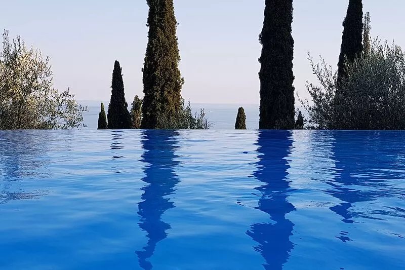 Modern apartment with Seepanoramablick in a quiet area with large infinity pool