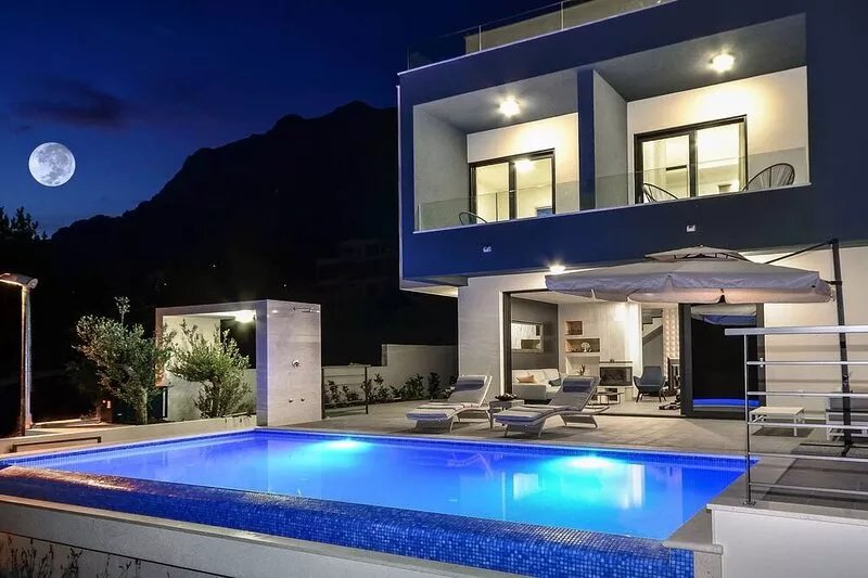 Villa Nina Makarska, 33 m2 heated infinity pool, roof terrace, sea views, BBQ