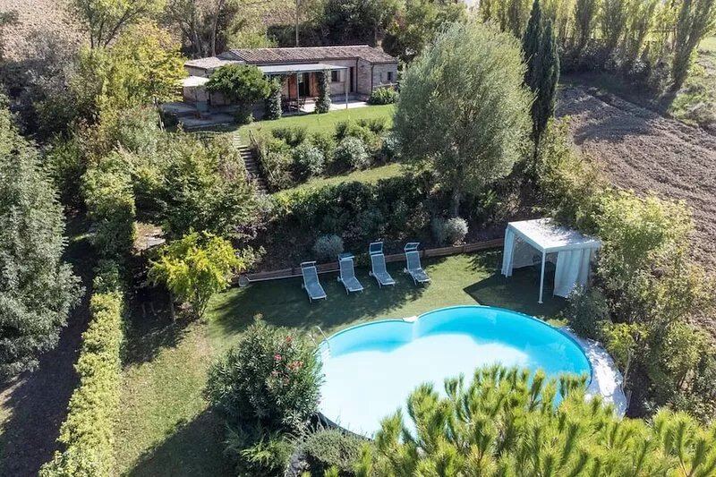 Holiday villa with private pool, private park, wifi. Near wineries and villages
