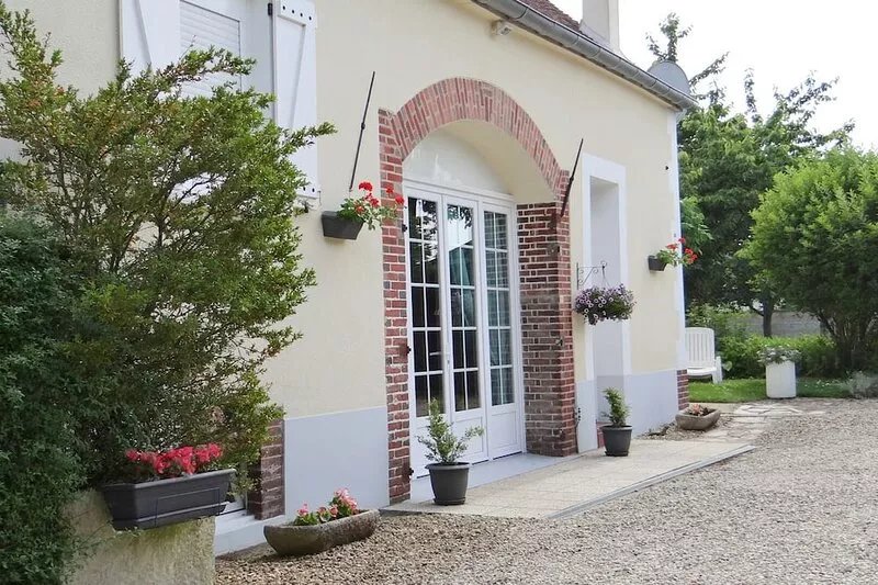 Burgundy farmhouse for 2
