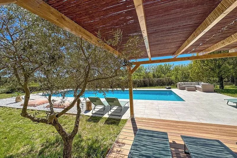 Detached 200m2, 5 bedroom Mas, heated pool 15 x 5m, air con, 5000m2 gardens