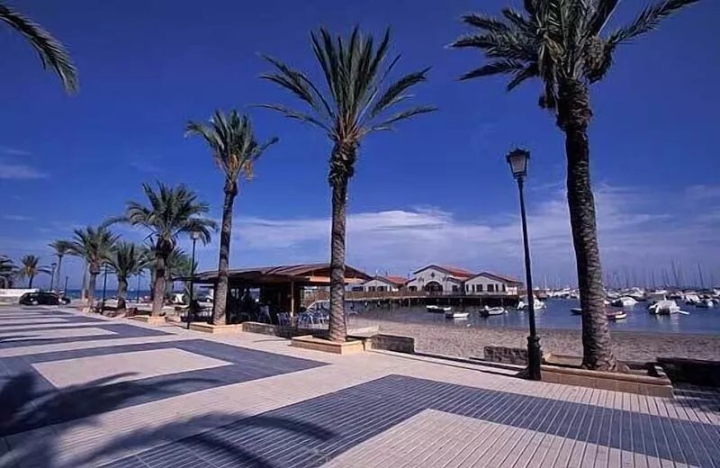 luxurious 2 bedroom,2 bathroom ground floor apartment adjacent to pool Sleeps 6