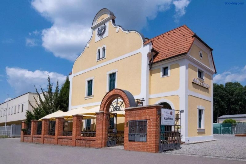 Penzion & Kavarna Elux