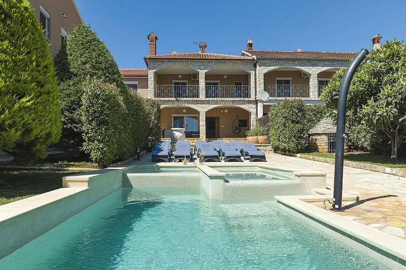 Heated pool, whirlpool, 3 km from the sea, barbecue, WiFi, free WLAN