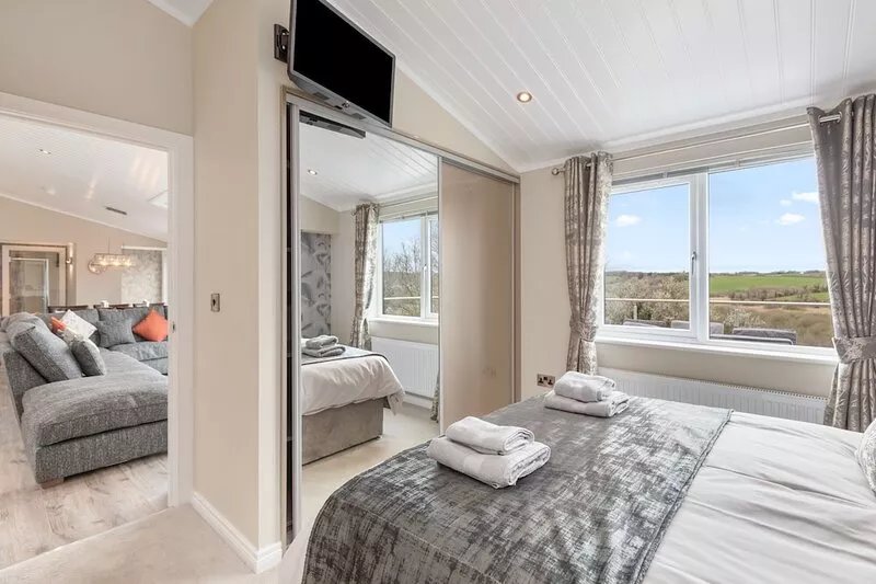 Valley View - Luxury Lodge, Hot Tub, Walk to Beach