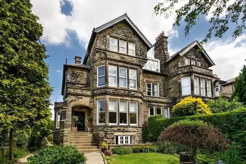 Luxury Harrogate townhouse apartment with parking