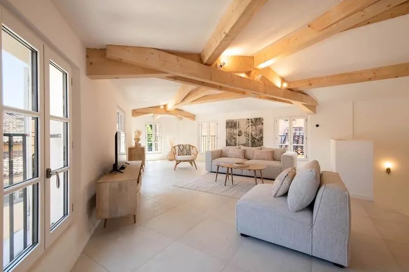 SUPERB fully renovated town house in the center of town