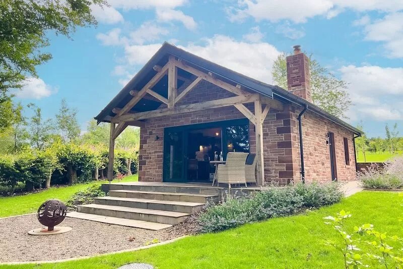 Waters Edge, a romantic cottage with stunning views of Talkin Tarn