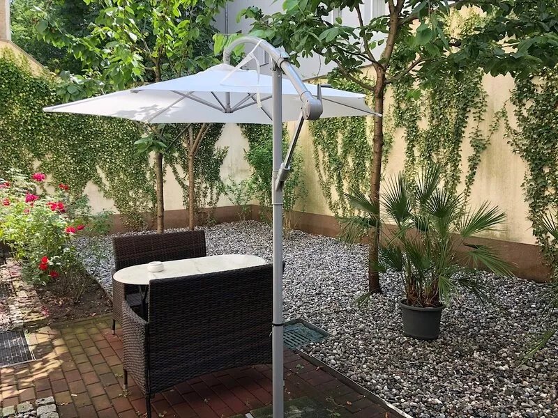 Super * * * Apartment at the main station with garden, washing machine...