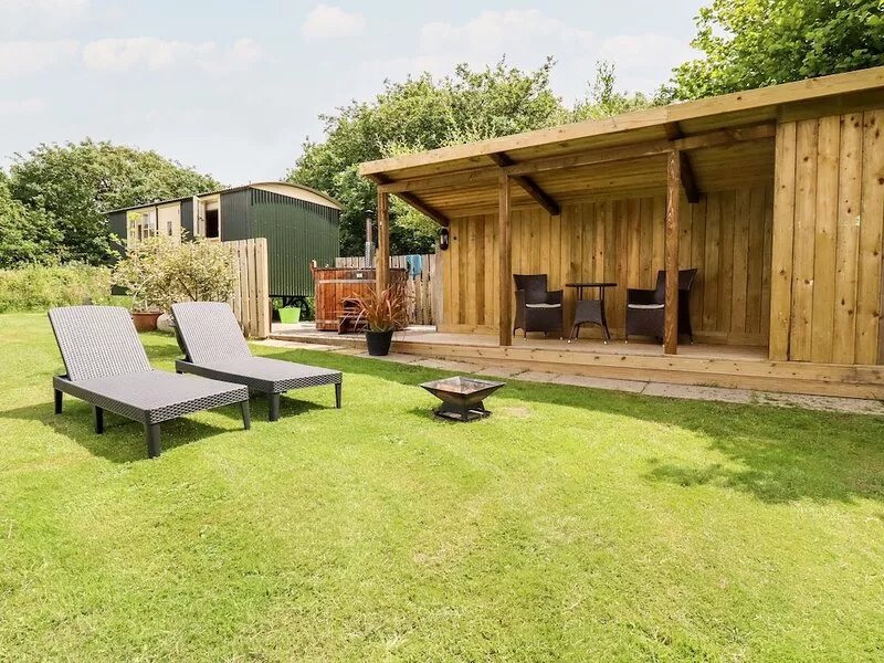 WILLOW, romantic, character holiday cottage in Wadebridge