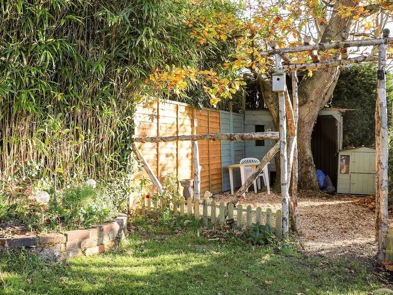 COSY COTTAGE, pet friendly, with a garden in Bexhill-On-Sea