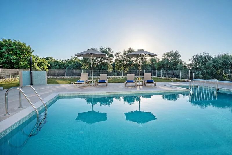 Chloe villa , 3 bedrooms,Countryside,pool, near taverns